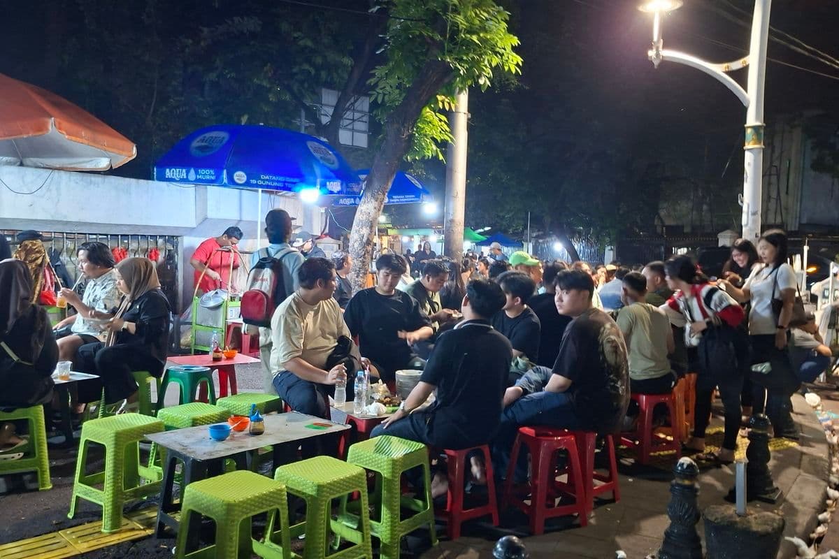 Seni Makan di Tikungan : Menguak Sejarah Gultik Blok M dan Alasan Porsi "Mini" nya  yang Bikin Candu 