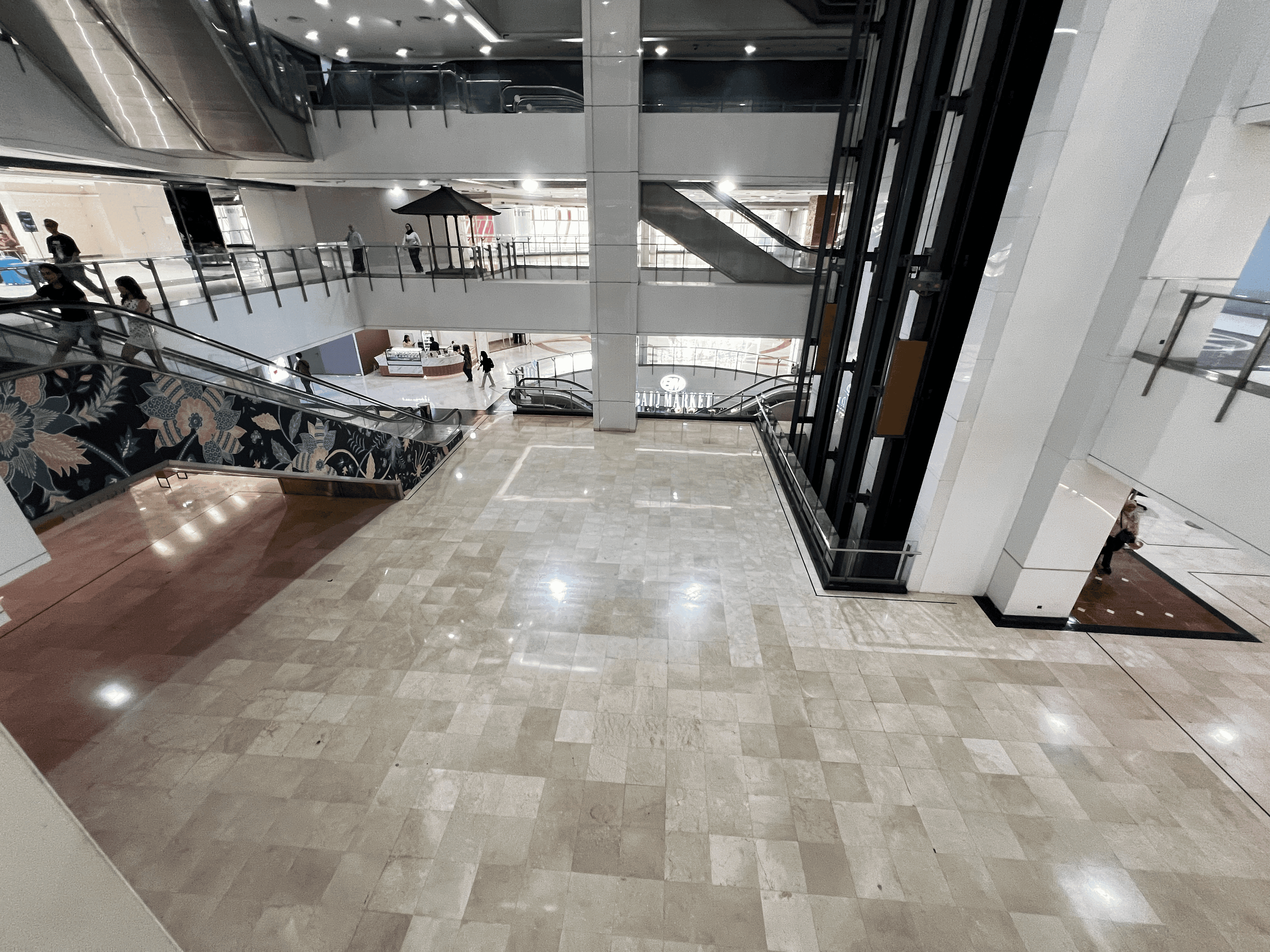 MAIN ATRIUM - Slide 1
